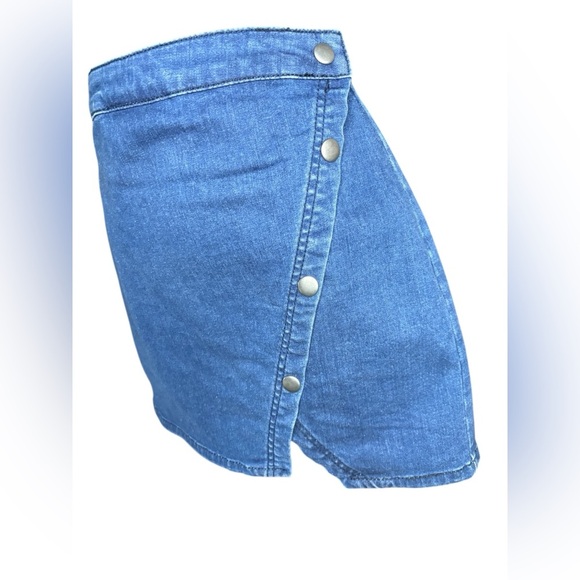 Free People We The Free Denim Mini Skirt.
Asymmetrical button snaps. Size 6 - Picture 7 of 9